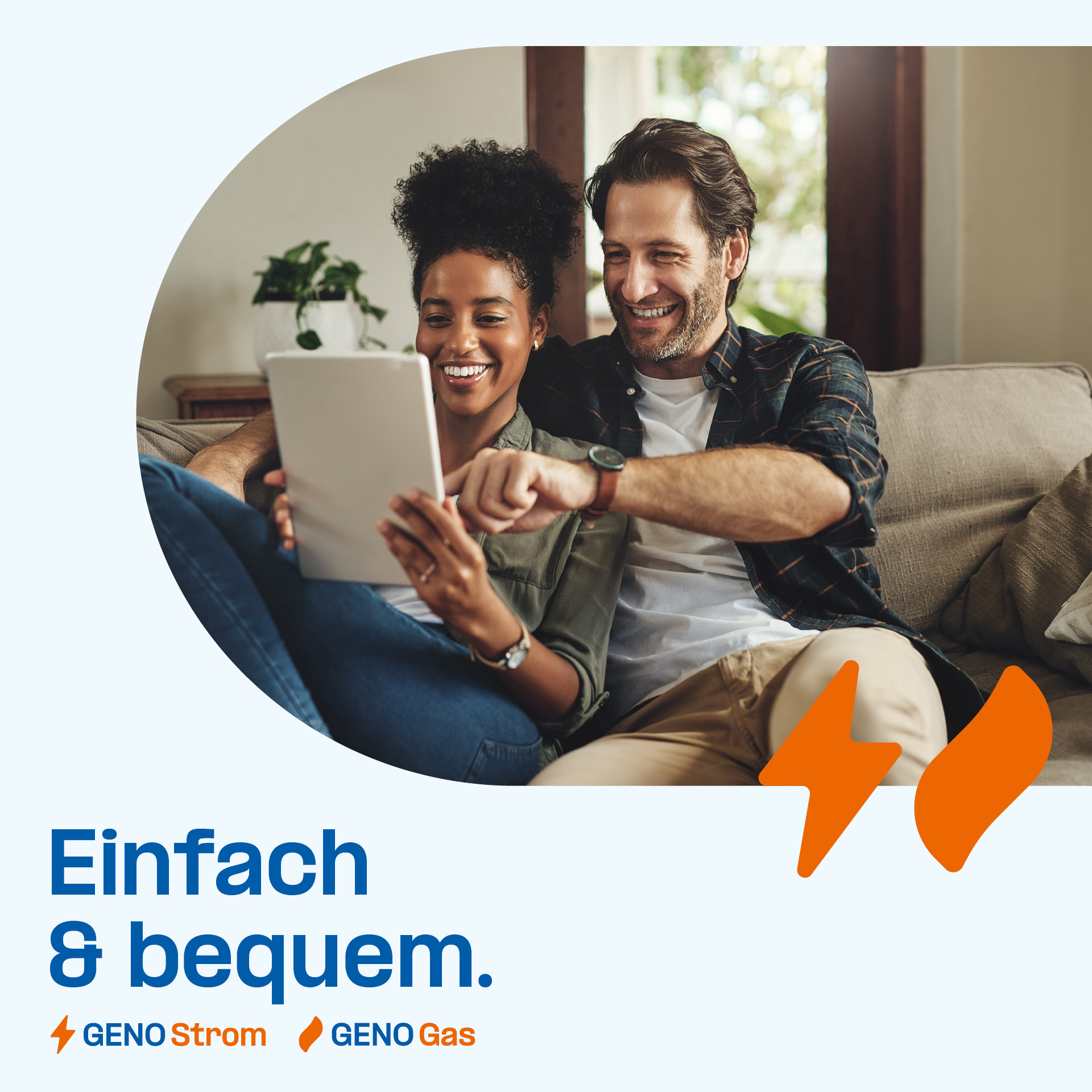 Zwei glückliche Personen sitzen auf einem Sofa und schauen in ein Tablet. Am unteren Rand des Bildes steht der Text: "Einfach & bequem." sowie die Logos von "GENO Strom" und "GENO Gas".