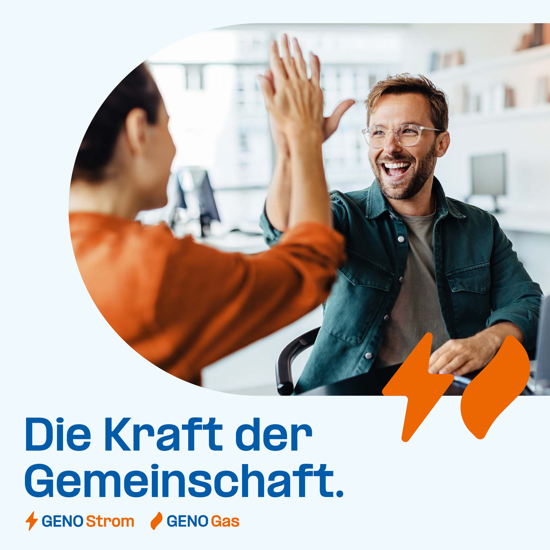 Ein Banner mit Text und lachenden Menschen in einem Büro, die sich ein High Five geben. Der Text "Die Kraft der Gemeinschaft" ist zusammen mit zwei Logos abgebildet: "GENO Strom" und "GENO Gas".