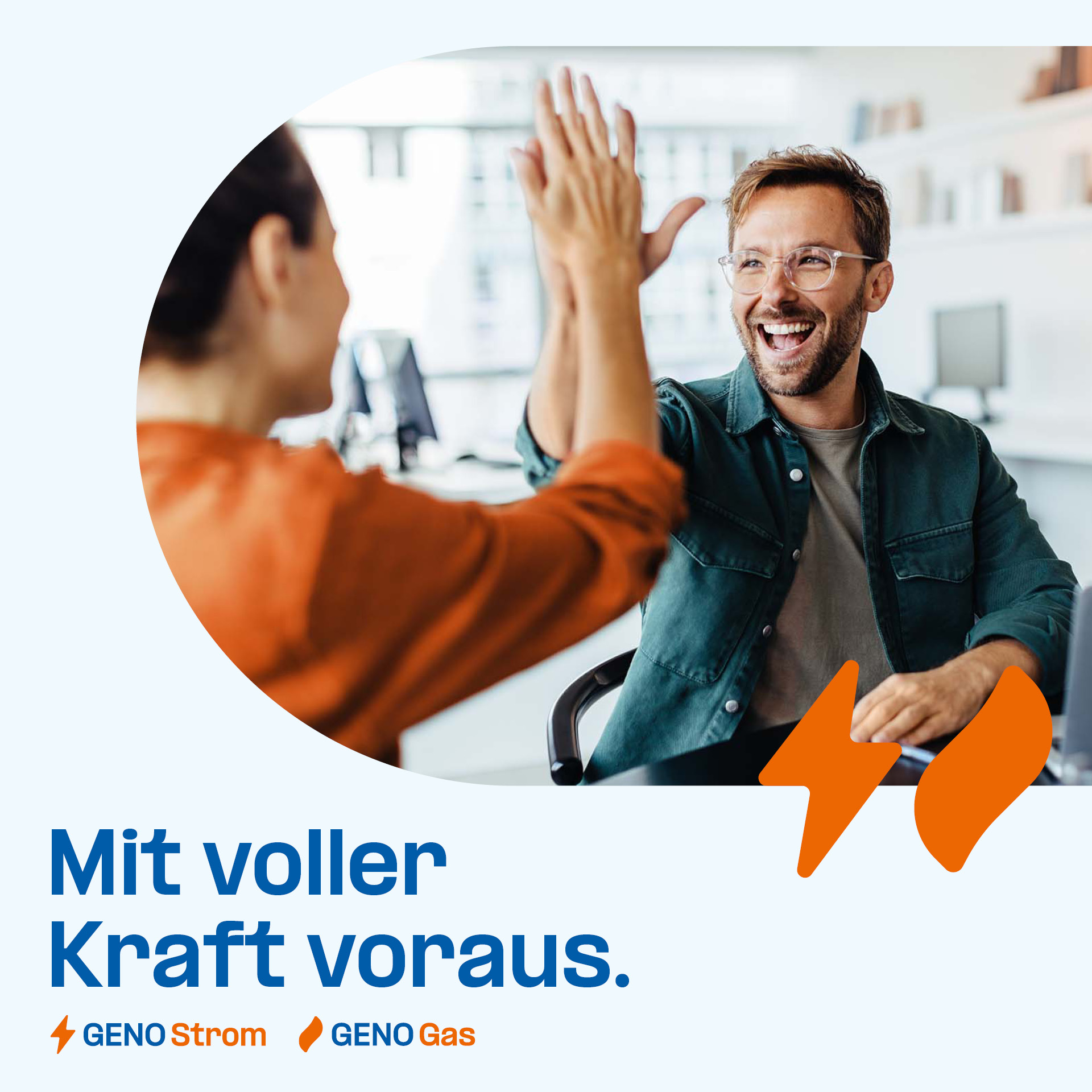 Ein Banner mit Text und lachenden Menschen in einem Büro, die sich ein High Five geben. Der Text "Mit voller Kraft voraus." ist zusammen mit zwei Logos abgebildet: "GENO Strom" und "GENO Gas".