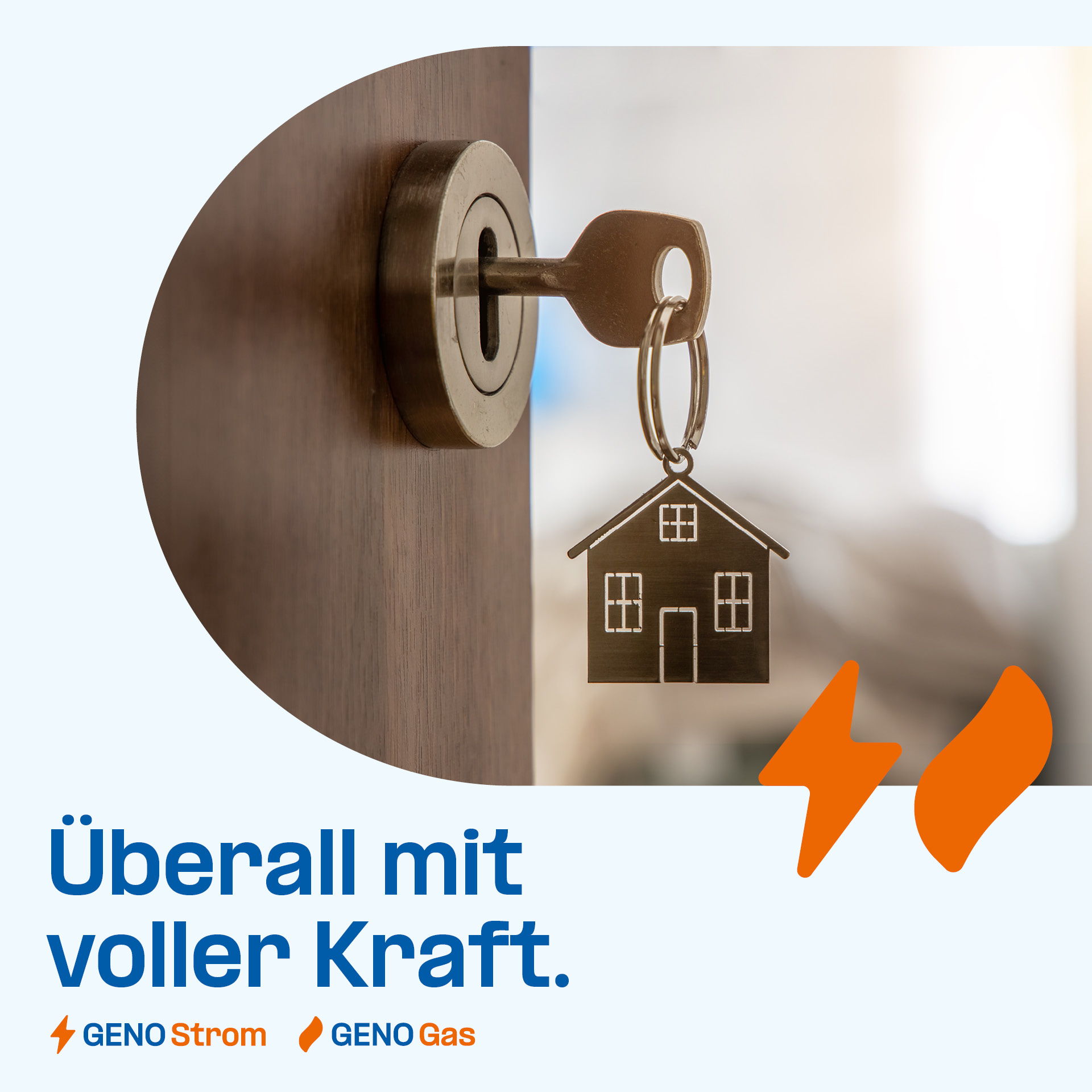 Eine Nahaufnahme eines Schlüssels, der in einem Schloss an einer Holztür steckt. Am Schlüssel hängt ein Schlüsselanhänger in Form eines Hauses. Unten im Bild befinden sich zwei Logos und der Text: "Überall mit voller Kraft." Die Logos gehören zu "GENO Strom" und "GENO Gas".