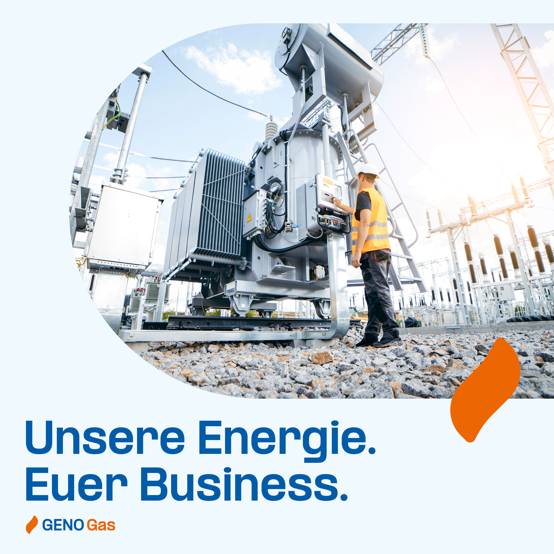 Ein industrielles Umfeld mit einem großen elektrischen Transformator und einer Person in Warnkleidung, die das Gerät inspiziert oder daran arbeitet. Im Hintergrund ist ein klarer Himmel und ein Teil einer Energieanlage zu sehen. Unten steht der Text "Unsere Energie. Euer Business." zusammen mit einem Logo von "GENO Gas". Auf der rechten Seite befindet sich ein grafisches Element einer orangefarbenen Flamme.