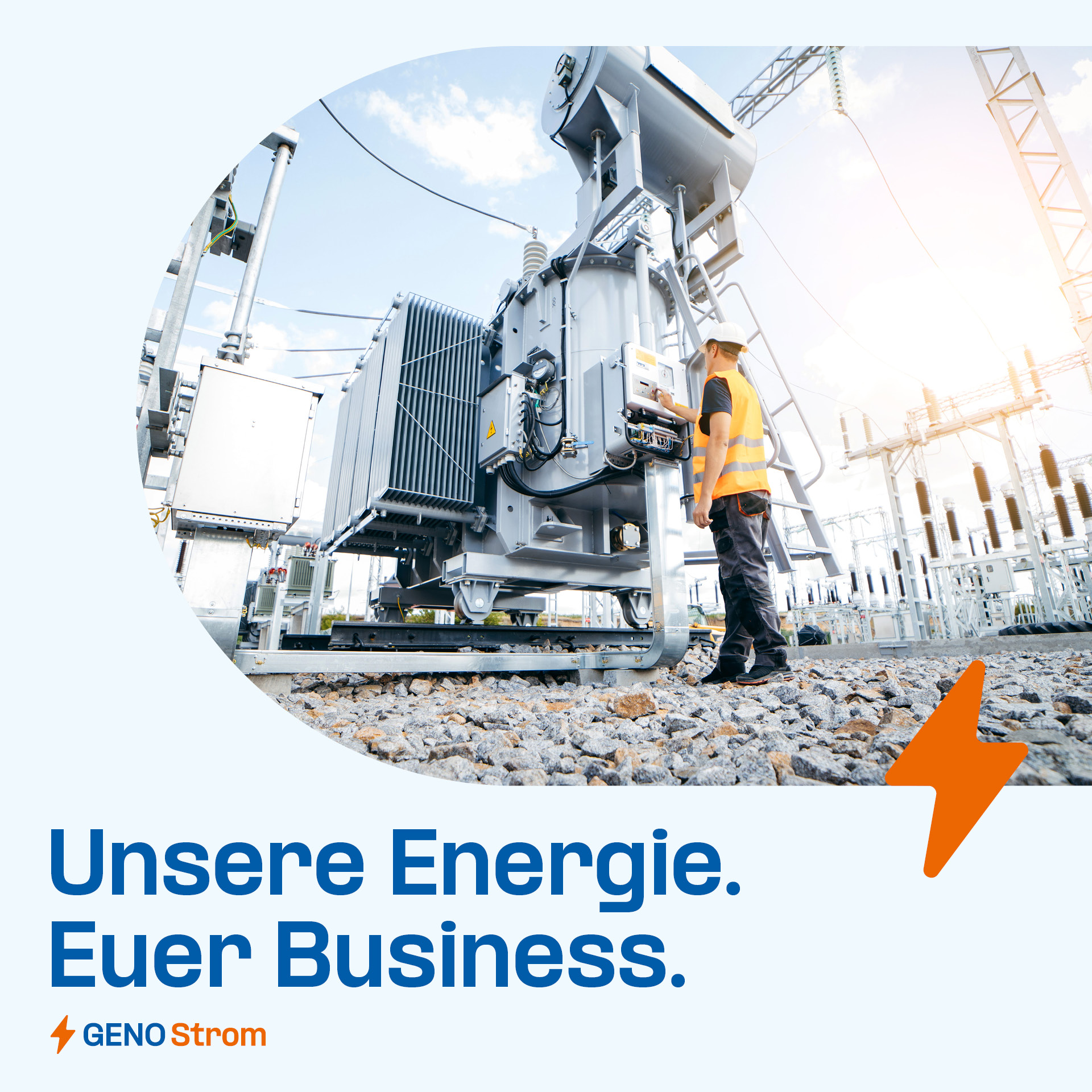 Ein industrielles Umfeld mit einem großen elektrischen Transformator und einer Person in Warnkleidung, die das Gerät inspiziert oder daran arbeitet. Im Hintergrund ist ein klarer Himmel und ein Teil einer Energieanlage zu sehen. Unten steht der Text "Unsere Energie. Euer Business." zusammen mit einem Logo von "GENO Strom". Auf der rechten Seite befindet sich ein grafisches Element eines orangefarbenen Blitzes.