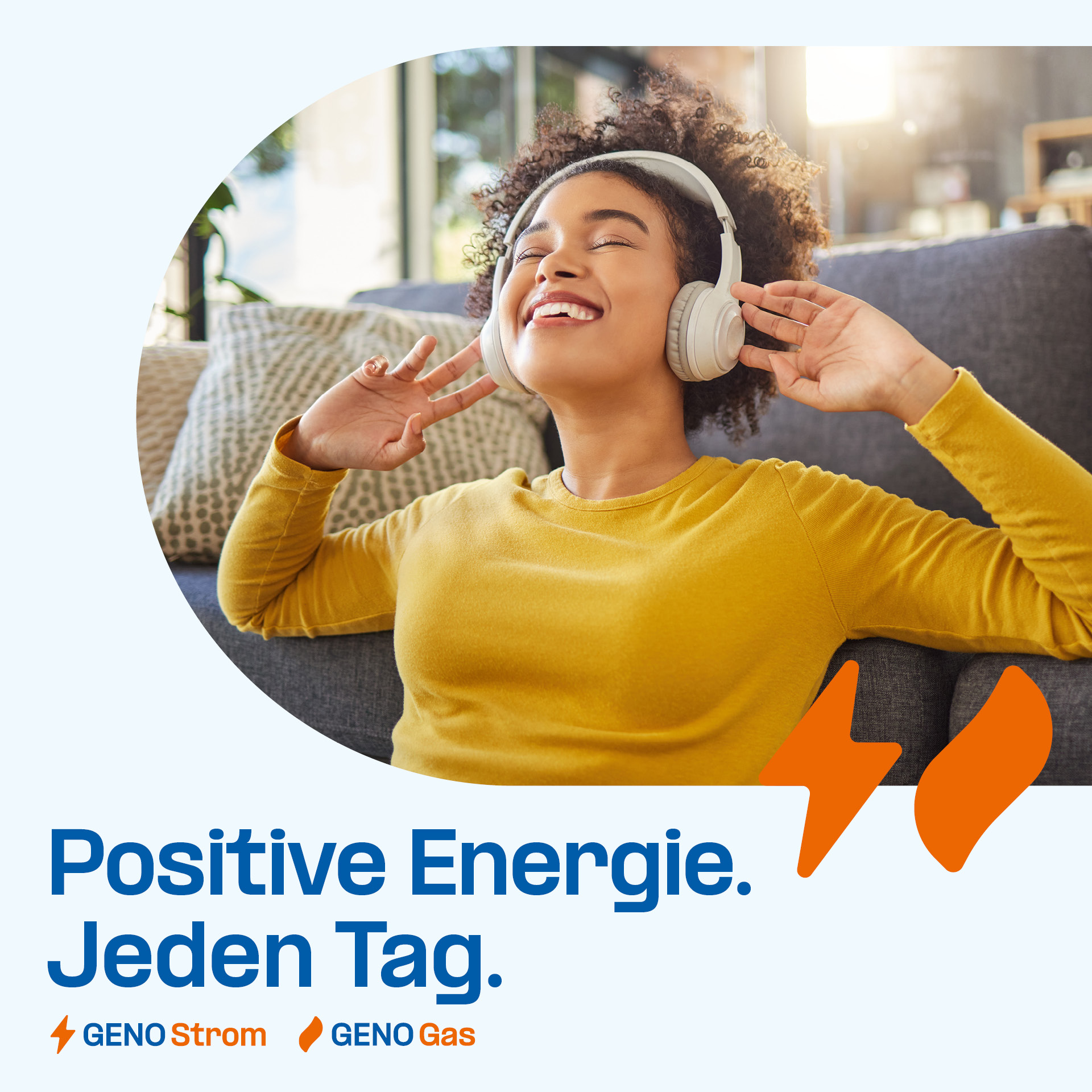 Eine glückliche Person mit Kopfhörern sitzt auf einem Sofa. Die Person trägt ein leuchtend gelbes Oberteil und befindet sich in einem gemütlichen Wohnumfeld. Der Text “Positive Energie. Jeden Tag.” ist unten im Bild zu sehen, begleitet von den Logos “GENO Strom” und “GENO Gas” sowie einem orangefarbenen Blitz- und Flammensymbol zur visuellen Betonung.