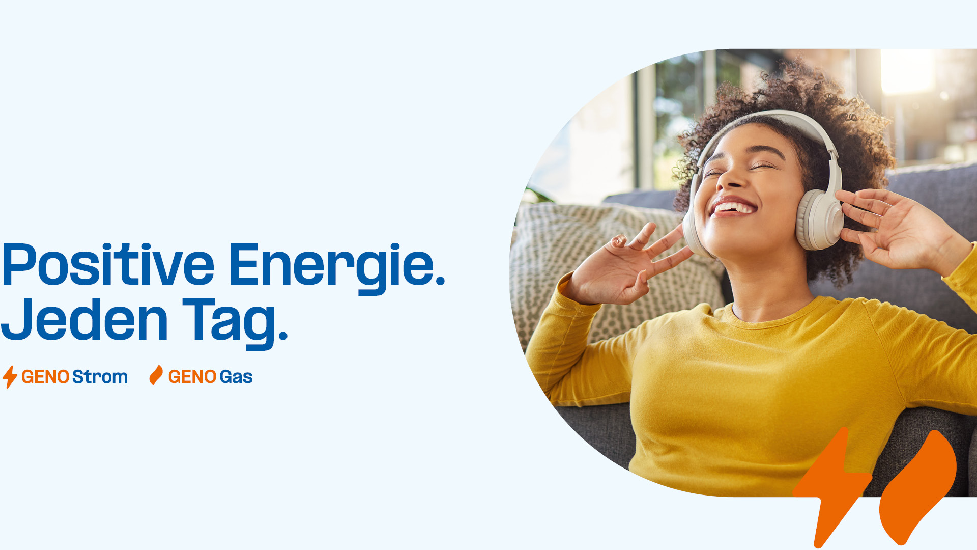 Eine glückliche Person mit Kopfhörern sitzt auf einem Sofa. Die Person trägt ein leuchtend gelbes Oberteil und befindet sich in einem gemütlichen Wohnumfeld. Der Text “Positive Energie. Jeden Tag.” ist oben im Bild zu sehen, begleitet von den Logos “GENO Strom” und “GENO Gas” sowie einem orangefarbenen Blitz- und Flammensymbol zur visuellen Betonung.