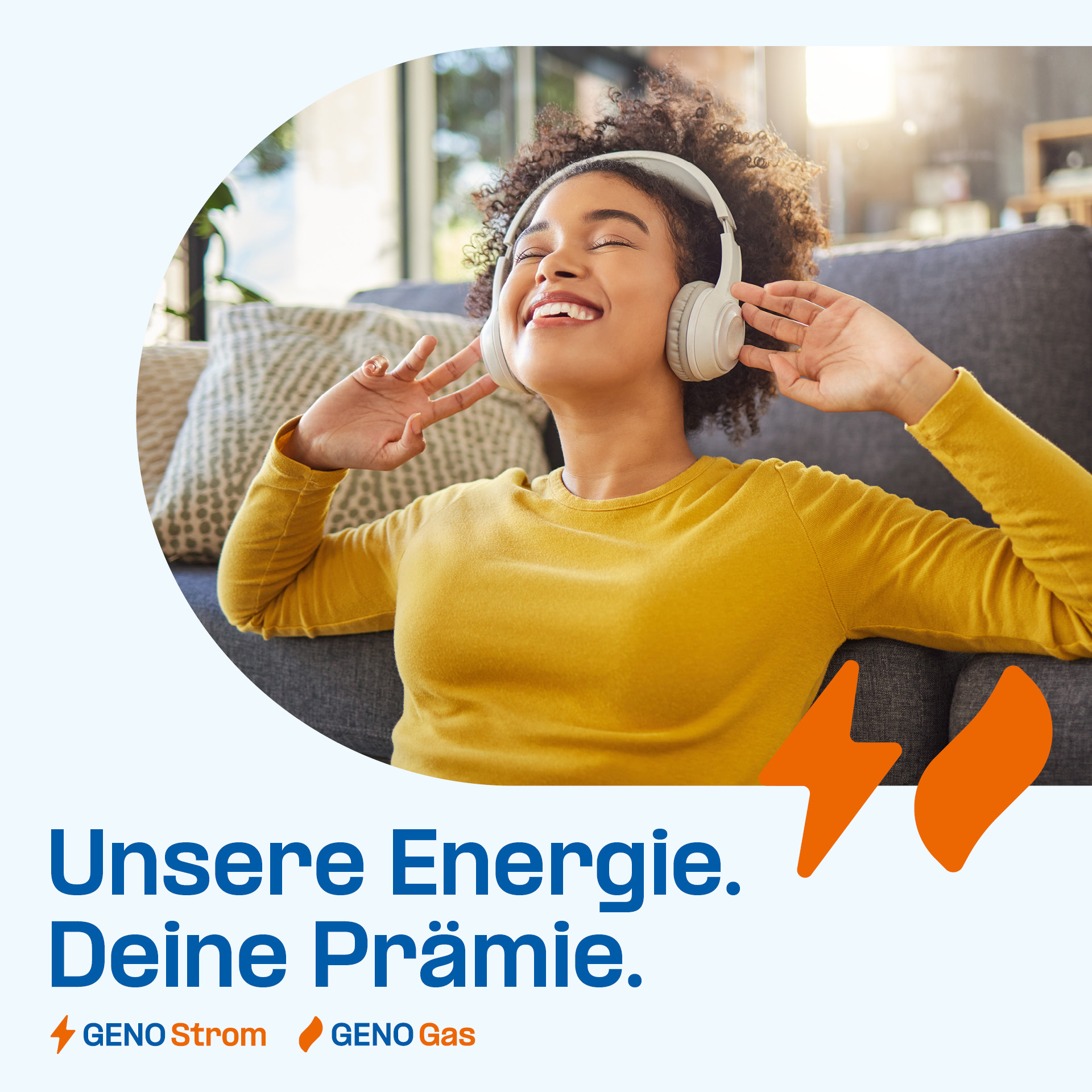 Eine glückliche Person mit Kopfhörern sitzt auf einem Sofa. Die Person trägt ein leuchtend gelbes Oberteil und befindet sich in einem gemütlichen Wohnumfeld. Der Text “Unsere Energie. Deine Prämie.” ist unten im Bild zu sehen, begleitet von den Logos “GENO Strom” und “GENO Gas” sowie einem orangefarbenen Blitz- und Flammensymbol zur visuellen Betonung.