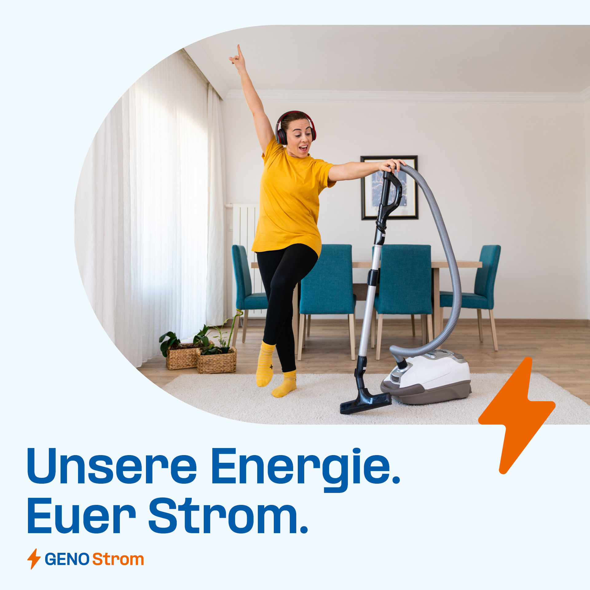 Eine fröhlich tanzende Person mit Kopfhörern in gelbem Shirt und Socken benutzt einen Staubsauger in einem minimalistisch möblierten Raum. In der unteren rechten Ecke befindet sich ein orangefarbenes Blitzsymbol. Unter dem Bild steht der Text “Unsere Energie. Euer Strom.” zusammen mit einem Logo von “GENO Strom”.