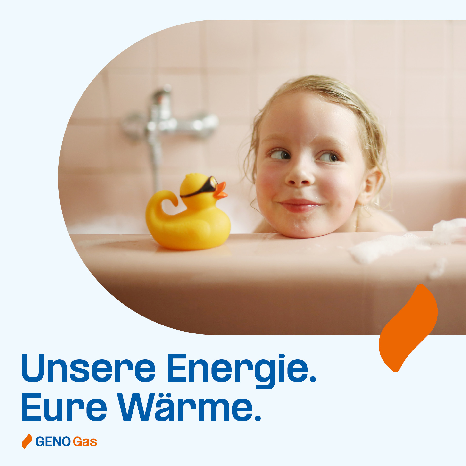 Ein Kind sitzt in einer Badewanne, wobei nur Kopf über den Rand schaut. Neben dem Kopf sitzt dabei eine gelbe Gummiente. Der Text “Unsere Energie. Eure Wärme.” sowie das Logo von “GENO Gas” mit einem Flammensymbol sind zu sehen.