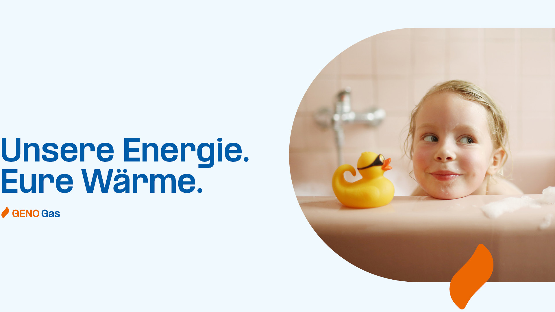 Ein Kind sitzt in einer Badewanne, wobei nur Kopf über den Rand schaut. Neben dem Kopf sitzt dabei eine gelbe Gummiente. Der Text “Unsere Energie. Eure Wärme.” sowie das Logo von “GENO Gas” mit einem Flammensymbol sind zu sehen.