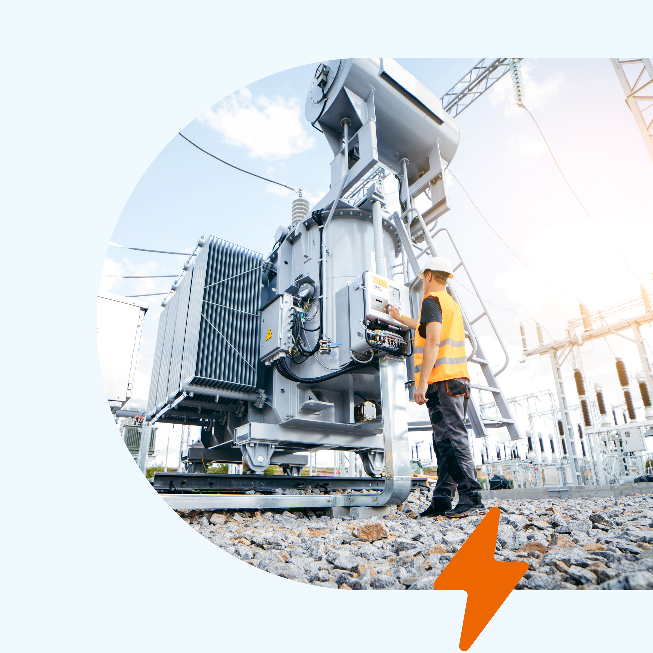 Ein industrielles Umfeld mit einem großen elektrischen Transformator und einer Person in Warnkleidung, die das Gerät inspiziert oder daran arbeitet. Im Hintergrund ist ein klarer Himmel und ein Teil einer Energieanlage zu sehen. Unten rechts befindet sich ein grafisches Element eines orangefarbenen Blitzes.
